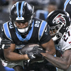 목요일 밤 축구: 팬더 Beat Falcons on the Rainy Night